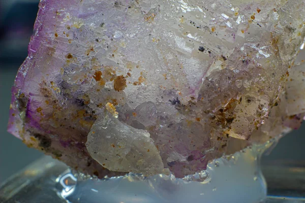 Clúster Cristal Fluorita Perfectamente Cúbico Macro Púrpura Aislado Sobre Fondo — Foto de Stock