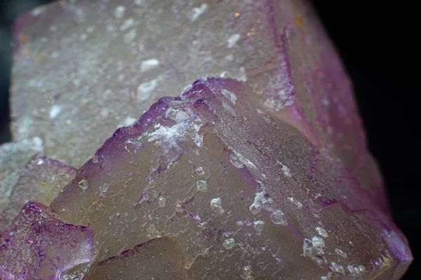 在黑色背景上孤立的宏观紫色完美的立方萤石晶体团 — 图库照片