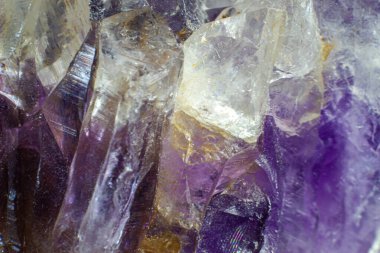 Ultra makro, siyah bir arkaplanda izole edilmiş doğal mor bir Ametist kuvars kümesine yakın çekim. 