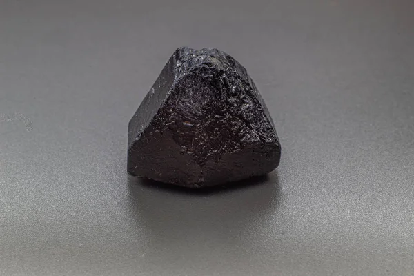 Makro Odaklı Ham Doğal Siyah Turmalin Schrol Kristal Taş Gri — Stok fotoğraf