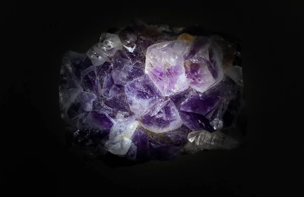 在黑色背景上分离的天然紫色紫水晶石英簇的超宏观闭合 — 图库照片
