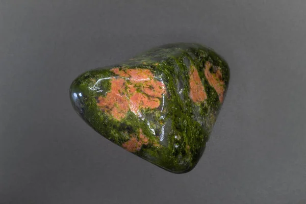 緑色とオレンジ色の塊状の塊状結晶灰長石灰色の背景に孤立したジャスパー石灰岩 — ストック写真