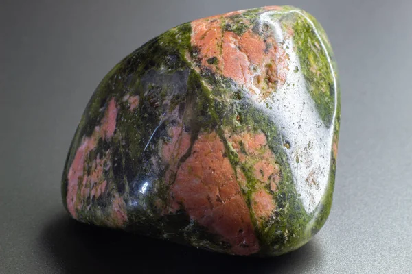 巨石阵翻滚的绿色和橙色的Unakite Jasper粉红水晶石分离在灰色的背景下 — 图库照片