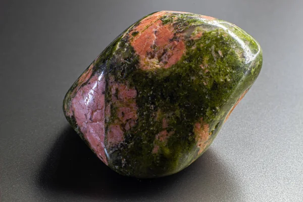 巨石阵翻滚的绿色和橙色的Unakite Jasper粉红水晶石分离在灰色的背景下 — 图库照片