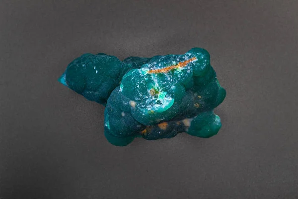 Makro Natürlicher Blauer Cuprian Adamit Kristallstein Isoliert Auf Einer Dunkelgrauen — Stockfoto