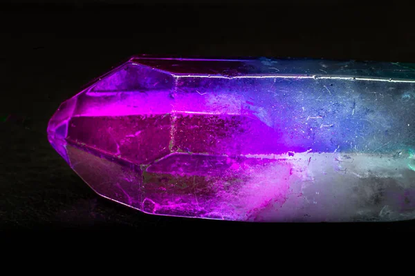 Lebendig Bunte Cocktail Aura Quarz Kristall Punkt Makro Isoliert Auf — Stockfoto
