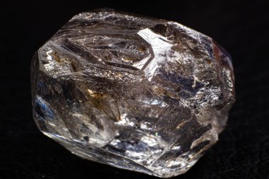 Gerçek doğal şekilli, çift katmanlı, berrak kuvars Herkimer elmas kristal makro siyah yüzey arka planında izole  