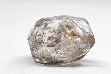 Gerçek doğal şekilli, çift katmanlı berrak kuvars Herkimer elmas kristal makro beyaz yüzey arka planında izole  