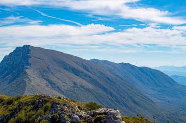 Rtanj, mavi gökyüzü olan Sırp doğal piramidi. Duvar kağıdı gibi bir resim. Sırbistan Yürüyüşü zirvesi. Sırp doğası. Sırbistan 'da uzaylı efsanesi. Sırp Yürüyüş Merkezi