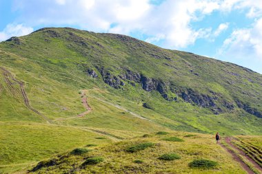 Rtanj, mavi gökyüzü olan Sırp doğal piramidi. Duvar kağıdı resim gibi. Sırbistan Yürüyüşü zirvesi. Sırp doğası. Sırp Yürüyüş Merkezi 'nde Uzaylılar Efsanesi 