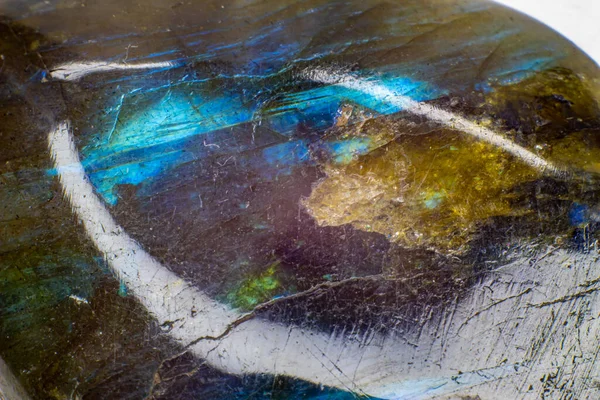 Сияющий Голубой Лабрадорит Кабошон Макрос Полностью Изолирован Белом Фоне Синий — стоковое фото
