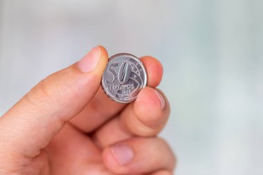 Brezilya parası bir insanın avucunda 50 sent. Elinizde gerçek 50 sent var. Gerçek, Brezilya hükümetinin para birimidir.