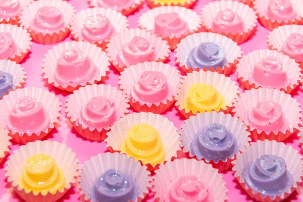 Mesa Con Decoración Fiesta Cumpleaños Para Niños Con Objetos Dulces —  Fotos de Stock