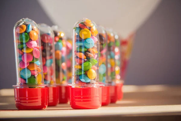Geburtstagstisch Mit Verschiedenen Süßigkeiten Und Pralinen — Stockfoto
