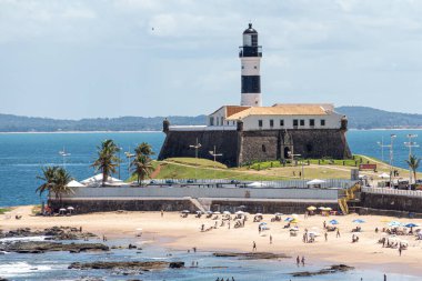 Güneşli bir yaz gününde Salvador 'daki Farol da Barra Deniz Feneri. Salvador, Brezilya 'nın tarihi mimarisi