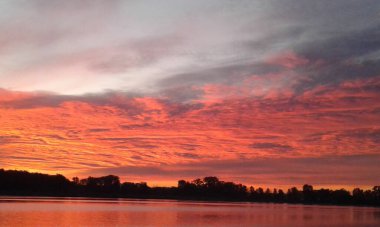 bir göl üzerinde dramatik gökyüzü