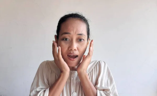 Expressão Surpresa Uma Mulher Indonésia Vendo Que Está Sua Frente — Fotografia de Stock