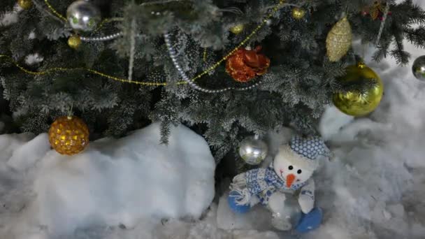 Bożonarodzeniowe zabawki i bałwan na zielonej choince w nocy w okresie wakacyjnym — Wideo stockowe