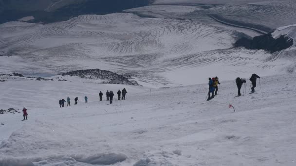 Zmęczeni alpiniści na zboczu śnieżnej góry podczas intensywnego wspinania się — Wideo stockowe