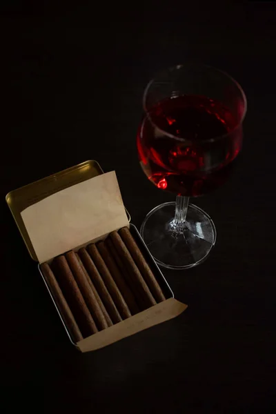 黑色背景下的葡萄酒和雪茄 — 图库照片