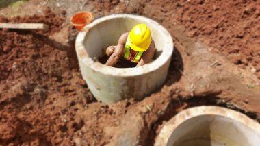 Geçimini sağlamak için bir işçinin kuyusunu kazması.