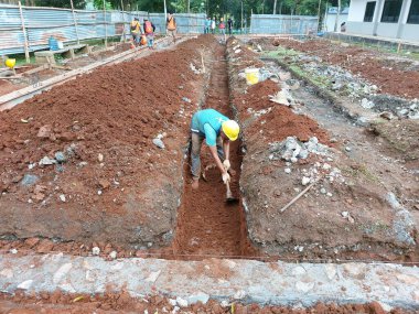 İnşaat işçilerinin vakıf kazı çalışmaları