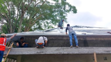 Çatı sızıntılarını tahmin etmek için çeşitli çatılardan fayans çatı kaplaması olarak alüminyum folyo kurulumu