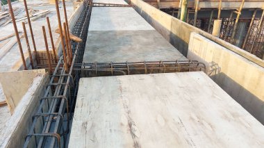 Bir çift döşeme tahtası ve döküm malzemesi olan 1 katlı bir binaya çatı döşeme işlemi yapılacak.