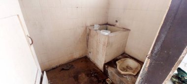 Banliyöde kullanılmaya uygun olmayan eski püskü bir banyo.