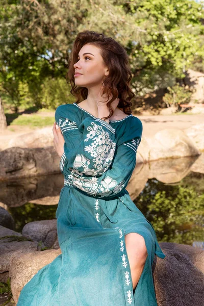 若い美しいの肖像画長い茶色の髪で青いウクライナのドレス — ストック写真