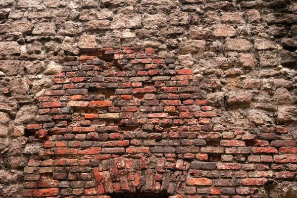 Old Red Brick Wall Deep Cracks — Stockfoto