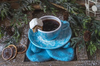 Kahveli, ladin dallı, minyatür zencefilli ev dekorasyonlu şenlikli mavi kupa..