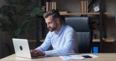 Mavi gömlekli mutlu genç işadamı tatilde dinleniyor rahat koltukta oturmuş hayal kurarken gülümsüyor. İnsanlar, iş ve rahatlama kavramı.