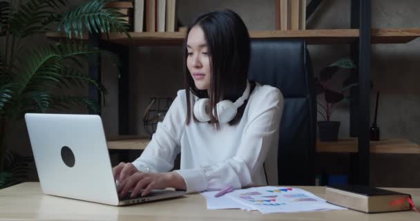 Молодая азиатская деловая женщина работница расслабиться сидеть за рабочим столом закончил работу ноутбука положить руки за голову чувствовать себя удовлетворенными работой хорошо сделано снятие стресса концепция спокойствия ума охлаждения на работе — стоковое видео