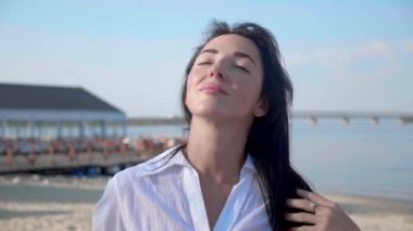 30 'lu yılların portresini çek. Güzel kadın gülümse. Kameraya bak. Harika bir kadın temiz hava soluyor, dışarıda özgürlüğü ya da mutluluğu hissediyor ve gülümsüyor. Güzellik ve rahatlama konsepti