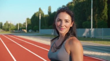 Stadyumda gülümseyen fitness kadını