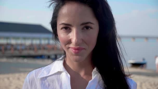 Fermer une femme féministe face à la caméra debout près de la plage. Les gens féminisme visage portrait gros plan. Confiant sérieux. Adulte jeune fille confiante rebelle. — Video