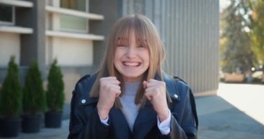 Heyecanlı genç bayan kullanıcı kazananı şaşkınlıkla hayrete düşürür. Kazanan kameraya bakar ve zaferi kutlar..