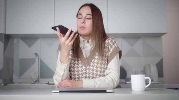 Γυναίκα ηχογράφηση φωνή με smartphone στο σπίτι. — Αρχείο Βίντεο