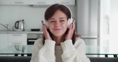 duvara yaslanmış, müzik dinleme kadın.