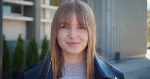 Femme heureuse fait poing pompe avec triomphe célèbre le succès dans la ville urbaine. — Video