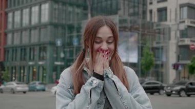 Şaşırmış Avrupalı kadın, vay canına diyor. Uzun saçlı güzel bir kadın, kamera karşısında şaşkın şaşkın. 4k