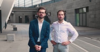 İki iş ortağı kameraya bakıp evet diyor. Erkekler dışarıda dikiliyor. Kazanan konsept.