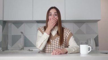 Şok kız ifadesi. Ağzını elinle kapat..