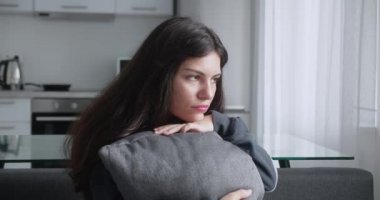 Üzgün, genç, çekici bir kız. Psikolojik sorunları var. Depresyon geçiriyor, üzgün, yalnız bir bayan..