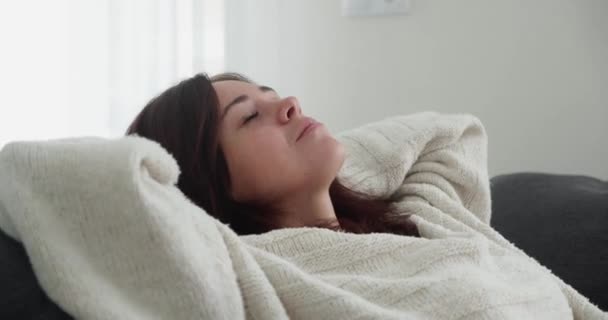 Friska lugn trött attraktiv ung kvinna lugn ansikte koppla av på bekväm soffa ta djupa andetag av frisk luft vila på soffan njuta välfärd sinnesfrid och ingen stress koncept hemma, närbild — Stockvideo