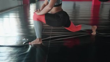 Tanınmayan fitness Kardiyo Çalışması. Koşu yaptıktan sonra kadın esneme ve esneme hareketleri. Koşmadan önce koşma ve ısınma hareketleri. Atletizm Egzersizi