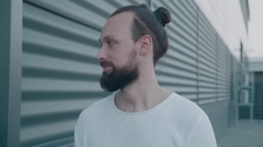 Mavi gözlü mutlu hippi kameraya bakıyor. Dışarda gülümseyen portre