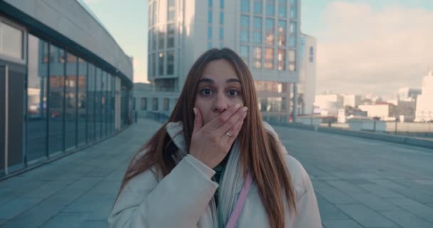 Åh min gud wow koncept. Fantastiska glada unga kaukasiska affärskvinna framgångsrik flicka lyfta händerna i överraskning tittar på kameran med chockad ansikte glad med segern står i urban stad. — Stockvideo