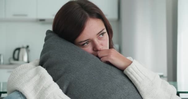 Üzgün, çekici, psikolojik sorunları olan, bunalımda olan, üzgün, yalnız bir kadın. İstenmeyen hamilelik konseptiyle başı dertte olan kederli bir kadın.. — Stok video